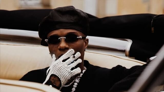Wizkid's Initial Public Appearance with Daughter